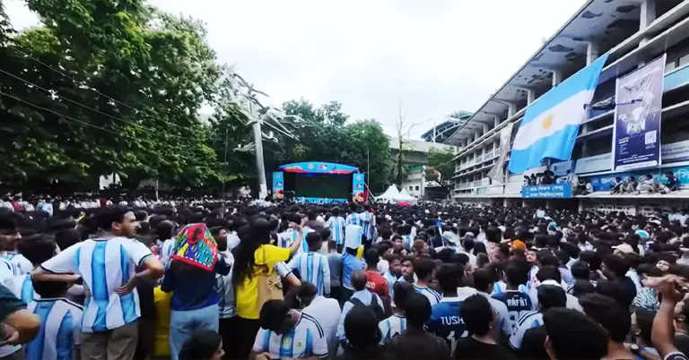 ঢাকা বিশ্ববিদ্যালয়ের টিএসসিতে জায়ান্ট স্ক্রিনে খেলা দেখার আয়োজন